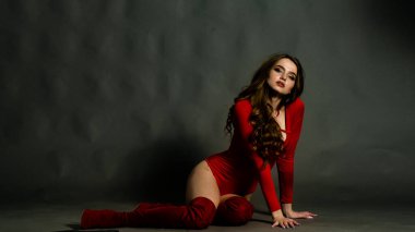 Yüksek seksi esmer iç çamaşırı stüdyo resmi.