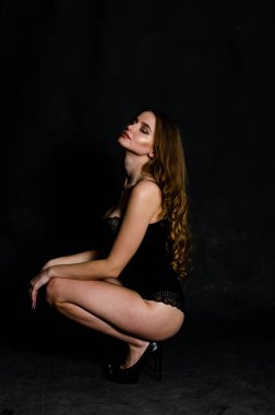 Yüksek seksi esmer iç çamaşırı stüdyo resmi.