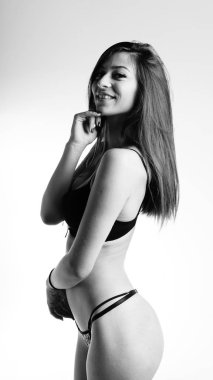 Beyaz arka planda siyah iç çamaşırlı güzel seksi kadın.