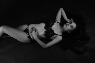 Stüdyoda şık keten bir esmer içinde güzel bir kadın..