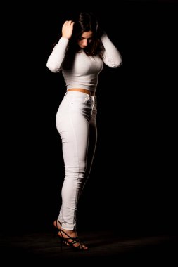 Saçları topuz şeklinde olan genç bayan kollarını kavuşturup yukarı bakıyor. Gri elbiseli, ısıran dudakları olan, arzularını düşünen kaprisli kadın manken. Hayal dünyası konsepti