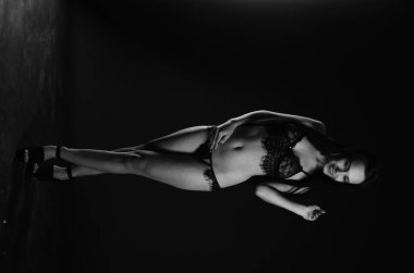 Stüdyoda şık keten bir esmer içinde güzel bir kadın.