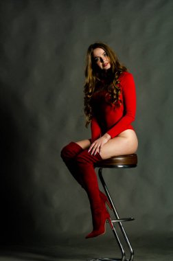 Yüksek seksi esmer iç çamaşırı stüdyo resmi.