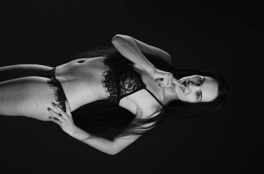 Stüdyoda şık keten bir esmer içinde güzel bir kadın.