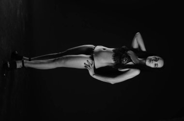 Stüdyoda şık keten bir esmer içinde güzel bir kadın.