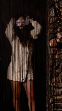 Siyah iplikçikler perdesinin arkasında seksi çıplak kadın.