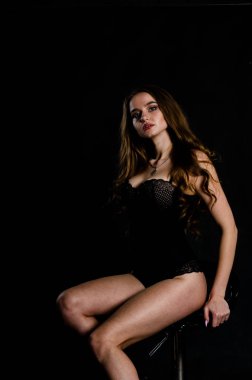 Yüksek seksi esmer iç çamaşırı stüdyo resmi.