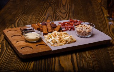 Lahana, domates ve bir bardak birayla ızgara sosis.