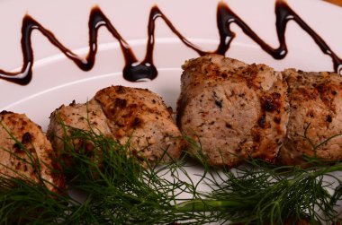 Barbekü parçaları beyaz tabakta, yakın görüş 