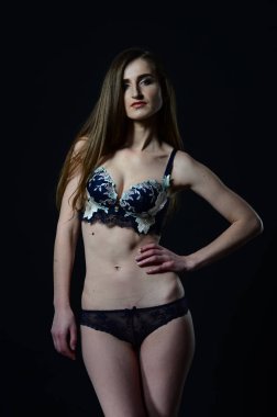 Sarı ceketli, uzun boylu, zarif bir bayan.