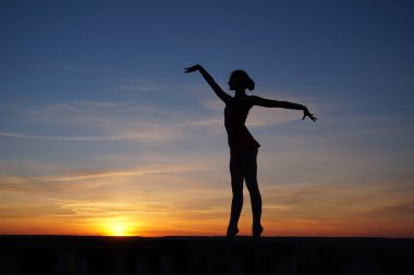 dans dansçı gün batımına karşı havada böler yok
