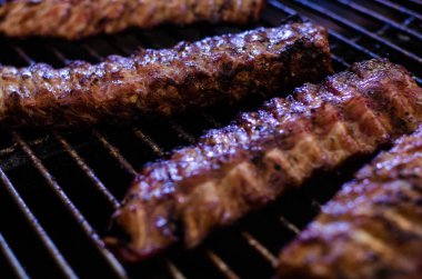 Kızarmış et ızgarası, ızgara dumanı..