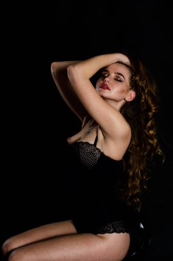 Yüksek seksi esmer iç çamaşırı stüdyo resmi.