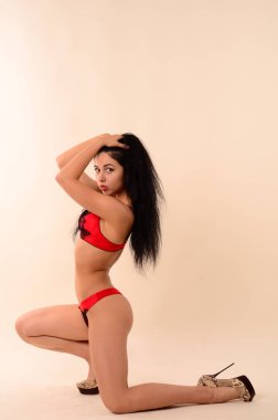 Stüdyoda poz veren şık keten elbiseli güzel esmer kadın. 