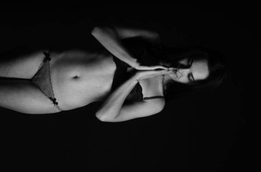 Stüdyoda şık keten bir esmer içinde güzel bir kadın..