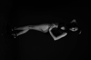 Stüdyoda şık keten bir esmer içinde güzel bir kadın..