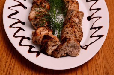 Barbekü parçaları beyaz tabakta, yakın görüş 