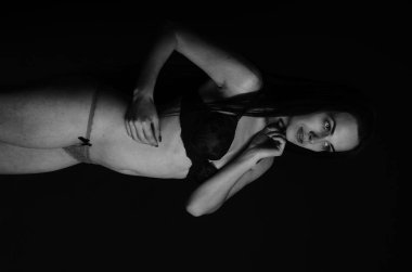 Stüdyoda şık keten bir esmer içinde güzel bir kadın..