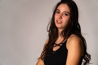 Açık renk elbiseli endişeli genç bir kadının portresi. Stüdyonun beyaz arka planında, elleri izole bir şekilde burnunu kapatıyor. İnsanlar samimi duygular, yaşam tarzı konsepti. Kopyalama alanı oluştur