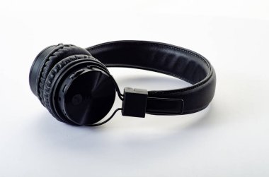 Beyaz arkaplanda kablosuz bluetooth kulaklık ya da kulaklık var..