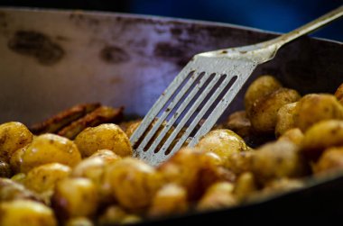 Kızarmış patates kızartma tavasında