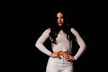 Saçları topuz şeklinde olan genç bayan kollarını kavuşturup yukarı bakıyor. Gri elbiseli, ısıran dudakları olan, arzularını düşünen kaprisli kadın manken. Hayal dünyası konsepti