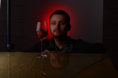 Kırmızı şarap kadehli adam manzarası