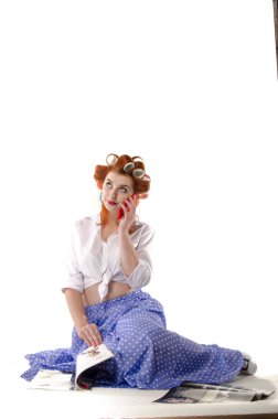 Kıvırcık saçlı, güzel bir mankenin yakın portresi.