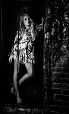 Güzel, şık, sarışın, makyajlı, siyah arka planda saç kesimi olan bir kadın.  