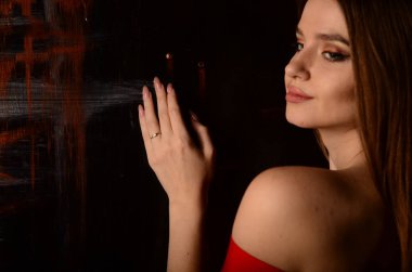 Elinde nişan yüzüğüyle güzel bir kadın. 