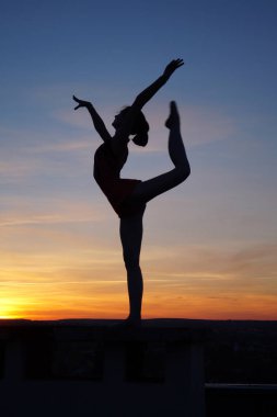 dans dansçı gün batımına karşı havada böler yok