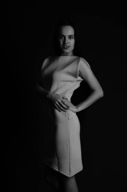 Şık keten, lüks bir esmer içinde genç ve güzel bir kadın. 