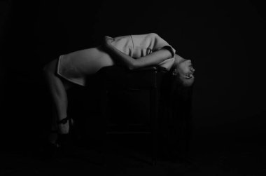 Stüdyoda şık keten bir esmer içinde güzel bir kadın..