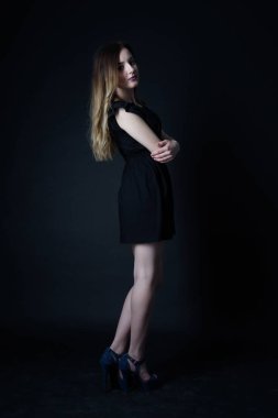 Siyah elbiseli güzel kız.
