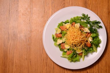 Etik vejetaryen veya vegan yemek. Bir spiralize kızarmış patates patates kızartma yuvasında Haşlanmış bıldırcın yumurta, bebek yaprak salatası ile servis edilir. Sağlıklı düşük kalorili ince bir spiralizer ile yapılan yemek.