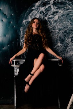 Dantel elbiseli genç bayan stüdyoda poz veriyor. 