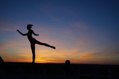 dans dansçı gün batımına karşı havada böler yok