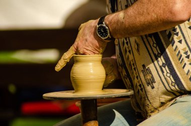 Bir çömlekçinin elleri kilden bir kap yapıyor.. 