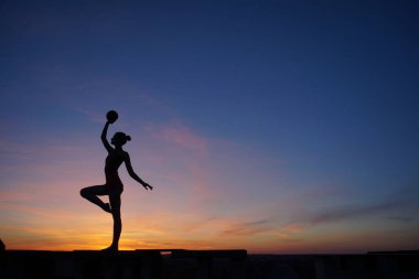 dans dansçı gün batımına karşı havada böler yok.