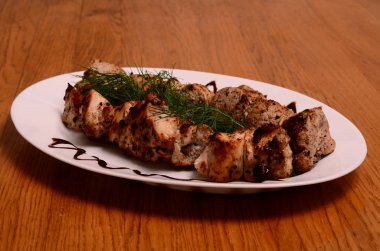 Barbekü parçaları beyaz tabakta, yakın görüş 