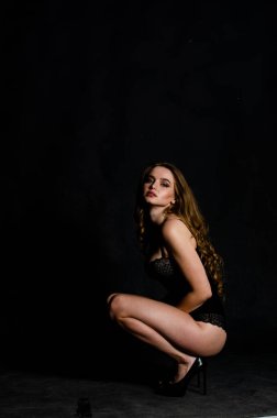 Yüksek seksi esmer iç çamaşırı stüdyo resmi.