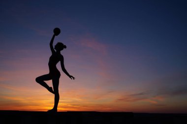 dans dansçı gün batımına karşı havada böler yok.