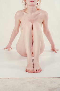 beyaz zemin üzerinde güzel kadın bedeni