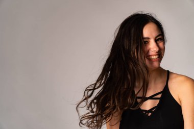 Açık renk elbiseli endişeli genç bir kadının portresi. Stüdyonun beyaz arka planında, elleri izole bir şekilde burnunu kapatıyor. İnsanlar samimi duygular, yaşam tarzı konsepti. Kopyalama alanı oluştur