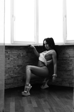 Güzel, seksi bir esmer keten içinde poz veriyor.