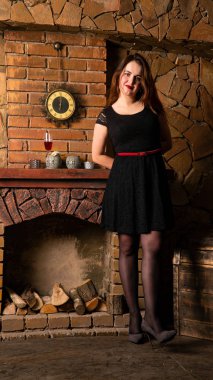 Artı siyah gece elbisesi giyen bir manken, lüks içinde şişman bir kadın, tam boy portre, profesyonel makyaj ve saç stili.