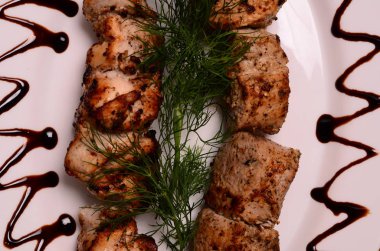Barbekü parçaları beyaz tabakta, yakın görüş 