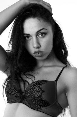 Şık keten, lüks bir esmer içinde genç ve güzel bir kadın. 