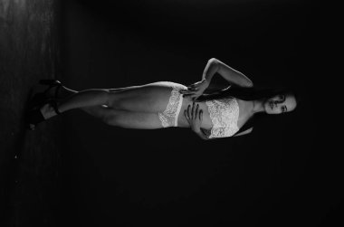 Stüdyoda şık keten bir esmer içinde güzel bir kadın..