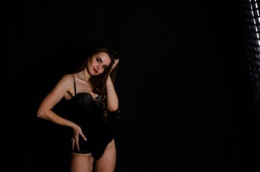 Yüksek seksi esmer iç çamaşırı stüdyo resmi.